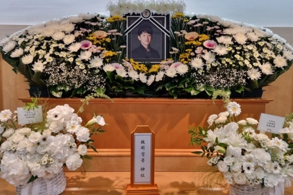 Hình ảnh hiếm hoi từ tang lễ nam ca sĩ sau gần 1 tháng không có người thân tới nhận thi thể-1