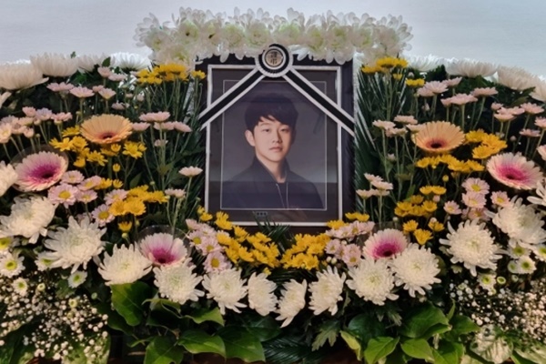 Hình ảnh hiếm hoi từ tang lễ nam ca sĩ sau gần 1 tháng không có người thân tới nhận thi thể-2