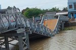 Clip: Một cây cầu bị sập do nước lũ dâng cao-1