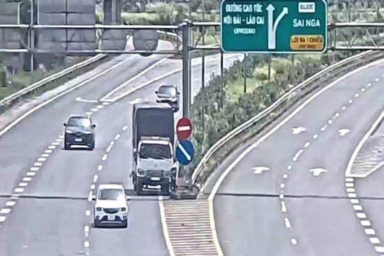 Truy tìm tài xế ô tô tải đâm tử vong người đi bộ trên cao tốc rồi bỏ chạy