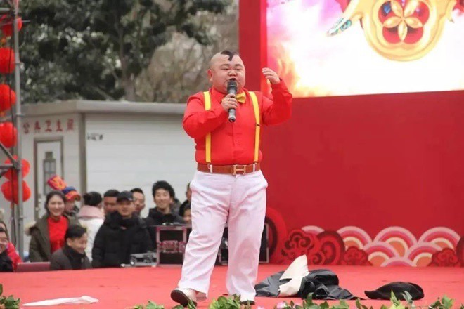 Chàng lùn 1m2 có biệt thự xe sang, lấy 2 đời vợ chân dài Hoa hậu, con sinh ra vui mừng vì không giống bố-1