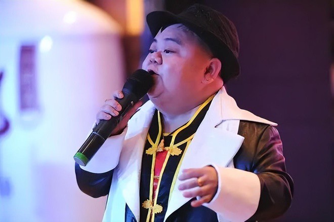 Chàng lùn 1m2 có biệt thự xe sang, lấy 2 đời vợ chân dài Hoa hậu, con sinh ra vui mừng vì không giống bố-2