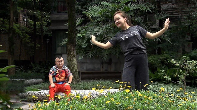 Chàng lùn 1m2 có biệt thự xe sang, lấy 2 đời vợ chân dài Hoa hậu, con sinh ra vui mừng vì không giống bố-4