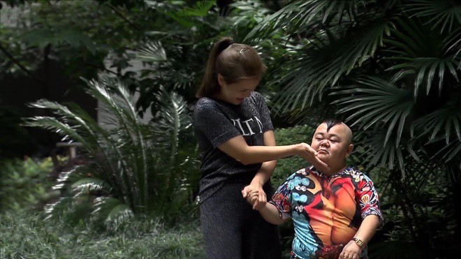 Chàng lùn 1m2 có biệt thự xe sang, lấy 2 đời vợ chân dài Hoa hậu, con sinh ra vui mừng vì không giống bố-5