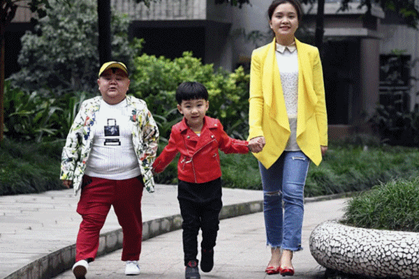 Chàng lùn 1m2 có biệt thự xe sang, lấy 2 đời vợ chân dài Hoa hậu, con sinh ra vui mừng vì không giống bố