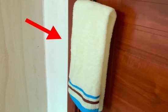 Buổi tối trước khi đi ngủ tốt nhất nên treo khăn tắm trên nắm cửa, lợi không ngờ nhưng ít người biết