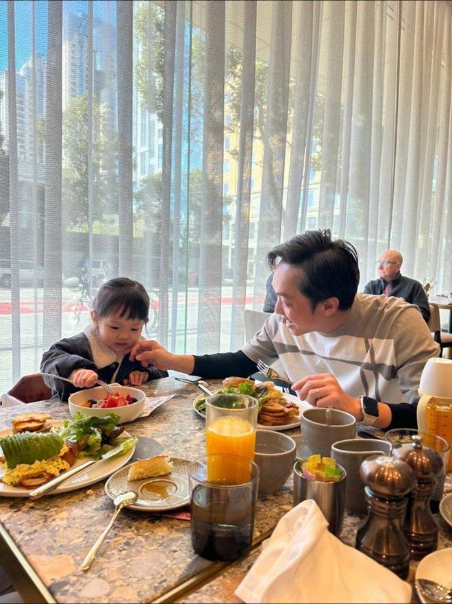 Dân tình bắt gặp cảnh đại gia Cường Đôla quần đùi dép lê và con gái Suchin vô tư nhảy lắc hông trong siêu thị-2