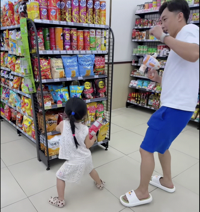 Dân tình bắt gặp cảnh đại gia Cường Đôla quần đùi dép lê và con gái Suchin vô tư nhảy lắc hông trong siêu thị-5