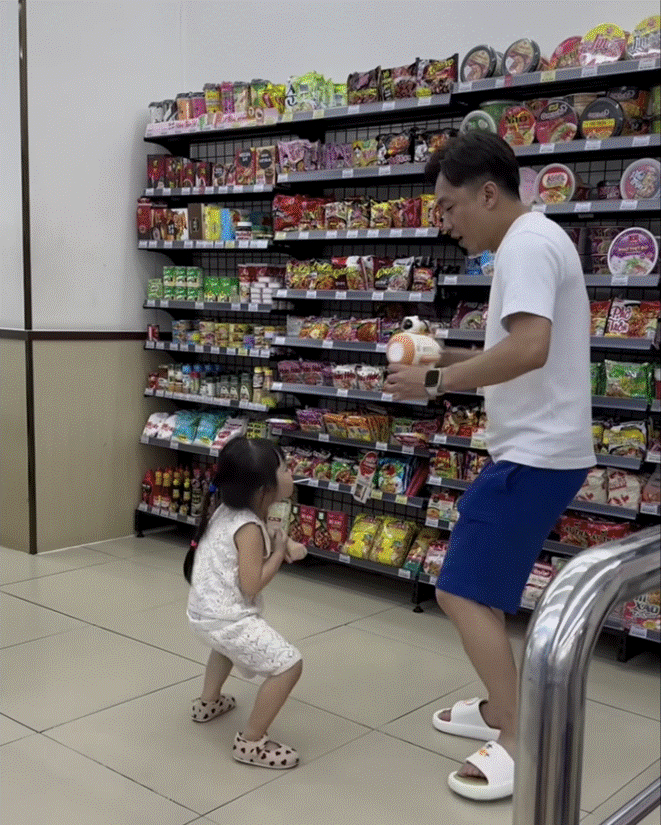 Dân tình bắt gặp cảnh đại gia Cường Đôla quần đùi dép lê và con gái Suchin vô tư nhảy lắc hông trong siêu thị-6