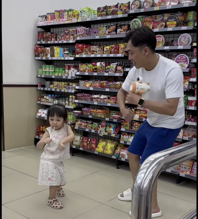 Dân tình bắt gặp cảnh đại gia Cường Đôla quần đùi dép lê và con gái Suchin vô tư nhảy lắc hông trong siêu thị-7