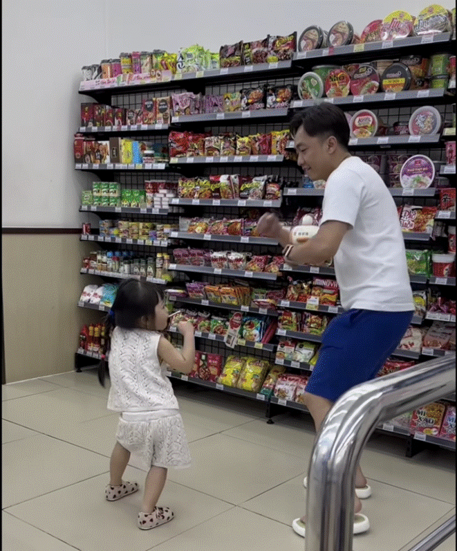 Dân tình bắt gặp cảnh đại gia Cường Đôla quần đùi dép lê và con gái Suchin vô tư nhảy lắc hông trong siêu thị-8