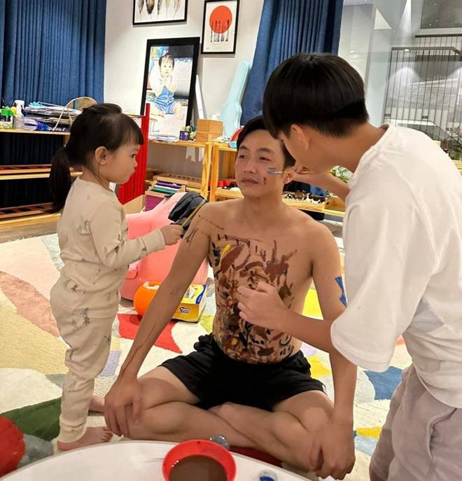 Dân tình bắt gặp cảnh đại gia Cường Đôla quần đùi dép lê và con gái Suchin vô tư nhảy lắc hông trong siêu thị-15