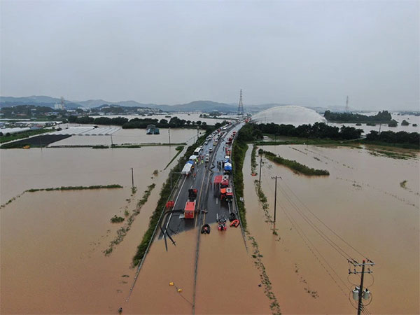 Hàn Quốc: Xe buýt kẹt trong đường hầm vì mưa lớn, hàng chục người tử vong thương tâm-1