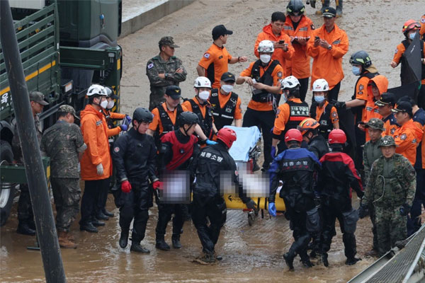 Hàn Quốc: Xe buýt kẹt trong đường hầm vì mưa lớn, hàng chục người tử vong thương tâm-2