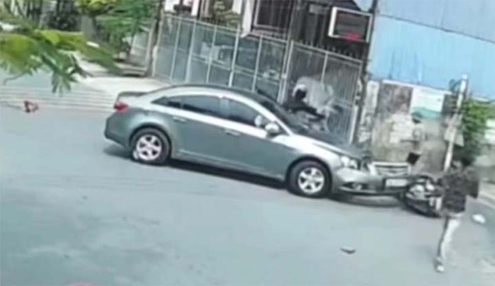 Người đàn ông lái ô tô tông trực diện đôi nam nữ đi xe máy, nghi đánh ghen-2