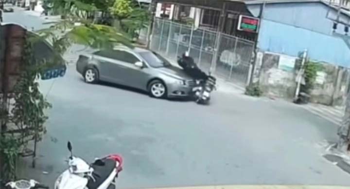 Người đàn ông lái ô tô tông trực diện đôi nam nữ đi xe máy, nghi đánh ghen-1
