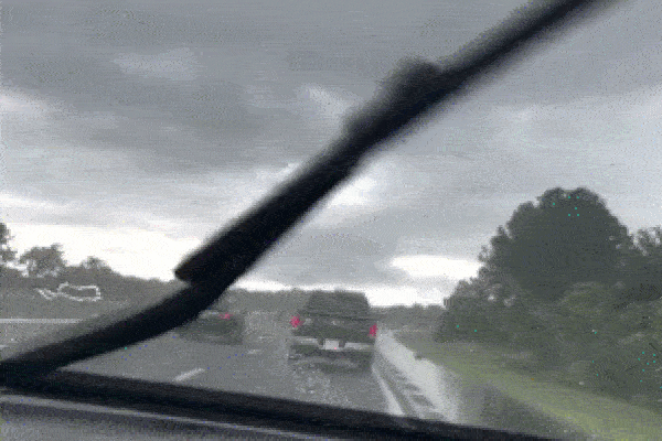 Clip: Sét đánh trúng cây cầu trong giông bão-1