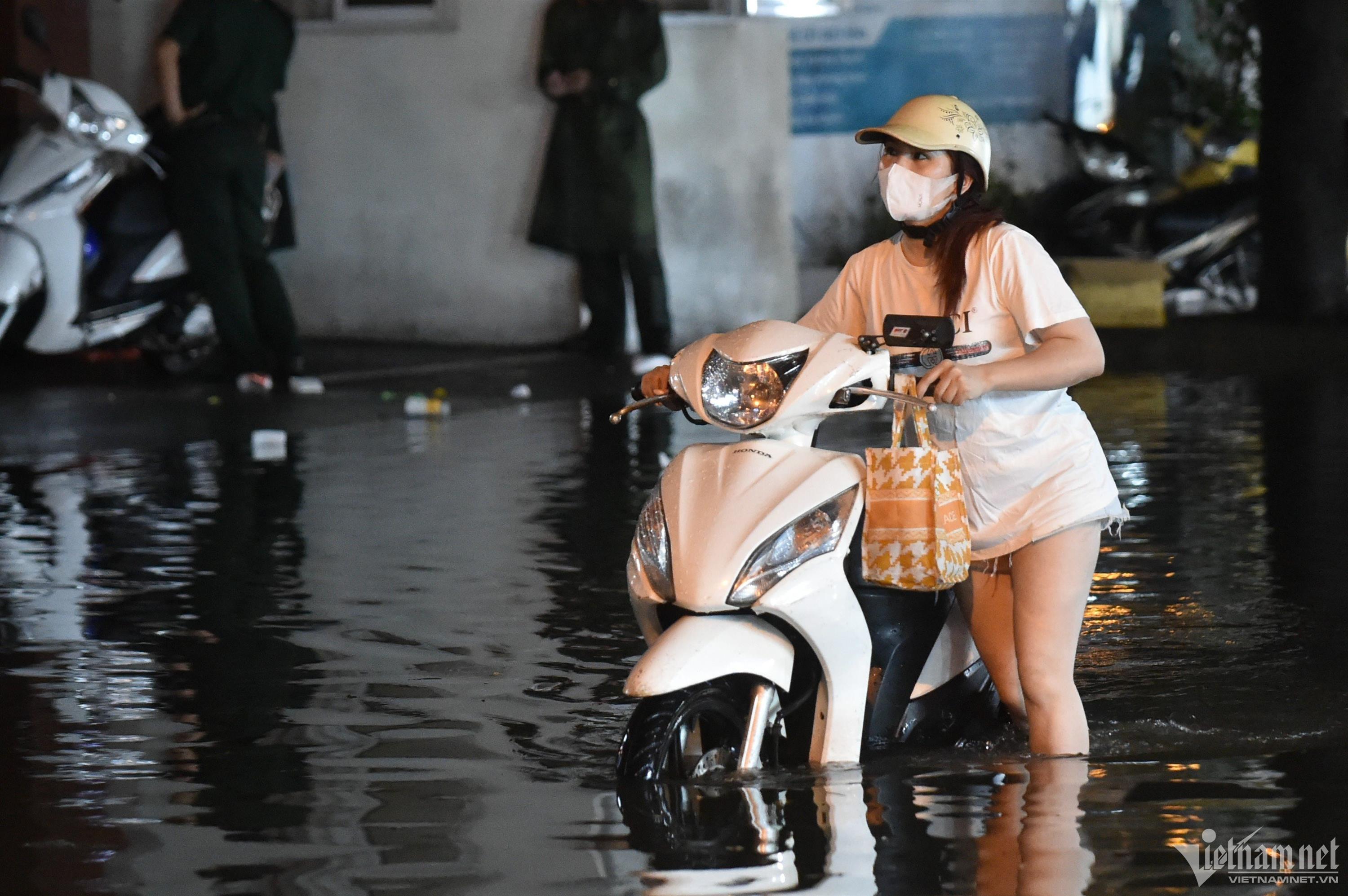 Hà Nội khuyến cáo người dân hạn chế ra đường trong thời gian bão Talim đổ bộ-1
