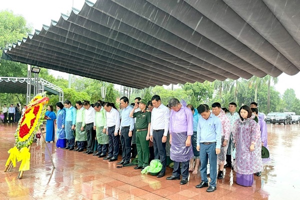 Bí thư Thành ủy Đinh Tiến Dũng dẫn đầu đoàn đại biểu thành phố Hà Nội viếng các anh hùng, liệt sĩ tại tỉnh Quảng Trị-1