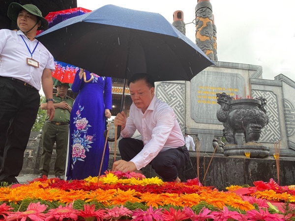 Bí thư Thành ủy Đinh Tiến Dũng dẫn đầu đoàn đại biểu thành phố Hà Nội viếng các anh hùng, liệt sĩ tại tỉnh Quảng Trị-2