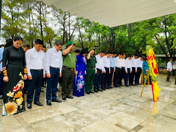 Bí thư Thành ủy Đinh Tiến Dũng dẫn đầu đoàn đại biểu thành phố Hà Nội viếng các anh hùng, liệt sĩ tại tỉnh Quảng Trị-3