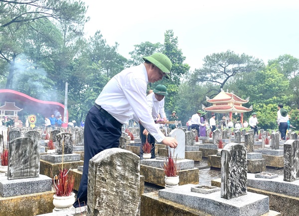 Bí thư Thành ủy Đinh Tiến Dũng dẫn đầu đoàn đại biểu thành phố Hà Nội viếng các anh hùng, liệt sĩ tại tỉnh Quảng Trị-4