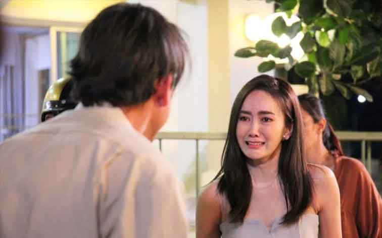 Chồng cũ mang bánh đến tặng sinh nhật con gái nhưng con lạnh lùng từ chối-1