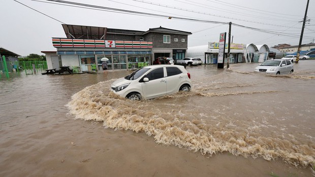 Toàn cảnh thảm kịch mưa lũ tại Hàn Quốc: Vỡ đê khiến 60.000 tấn nước tràn bờ, nhiều người tử vong thương tâm-1