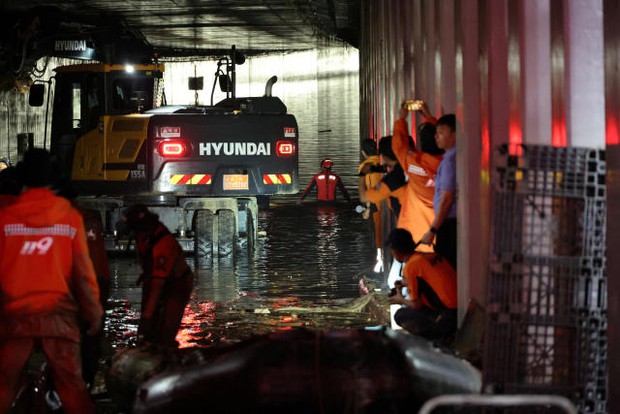 Toàn cảnh thảm kịch mưa lũ tại Hàn Quốc: Vỡ đê khiến 60.000 tấn nước tràn bờ, nhiều người tử vong thương tâm-4