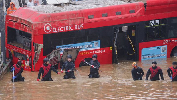 Toàn cảnh thảm kịch mưa lũ tại Hàn Quốc: Vỡ đê khiến 60.000 tấn nước tràn bờ, nhiều người tử vong thương tâm-5