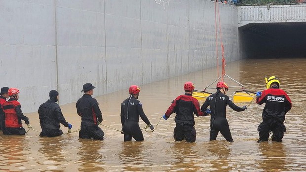 Toàn cảnh thảm kịch mưa lũ tại Hàn Quốc: Vỡ đê khiến 60.000 tấn nước tràn bờ, nhiều người tử vong thương tâm-6