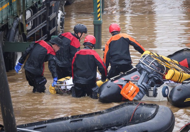 Toàn cảnh thảm kịch mưa lũ tại Hàn Quốc: Vỡ đê khiến 60.000 tấn nước tràn bờ, nhiều người tử vong thương tâm-7