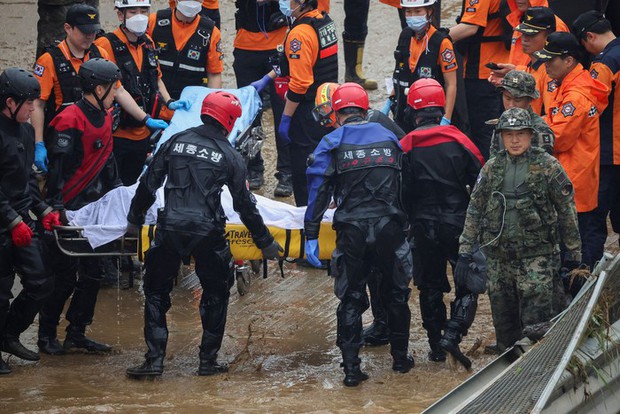 Toàn cảnh thảm kịch mưa lũ tại Hàn Quốc: Vỡ đê khiến 60.000 tấn nước tràn bờ, nhiều người tử vong thương tâm-8