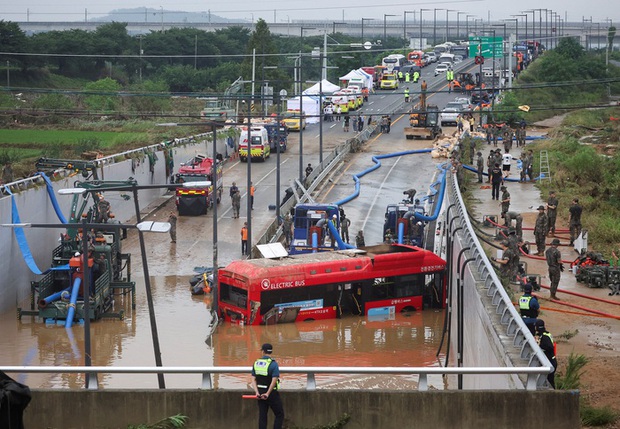 Toàn cảnh thảm kịch mưa lũ tại Hàn Quốc: Vỡ đê khiến 60.000 tấn nước tràn bờ, nhiều người tử vong thương tâm-9