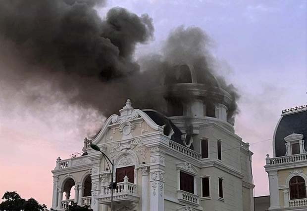 Điều động cả xe phun bê tông để cứu biệt thự bốc cháy ở Hòa Bình-1