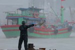 Lo mưa to gió lớn do bão số 1, nhiều người Hà Nội đổ xô mua xăng, gạo, thực phẩm-7