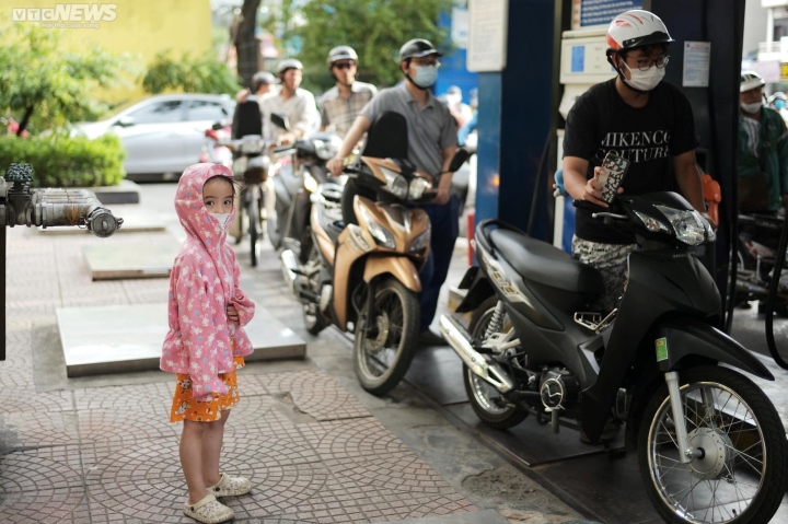 Lo mưa to gió lớn do bão số 1, nhiều người Hà Nội đổ xô mua xăng, gạo, thực phẩm-2