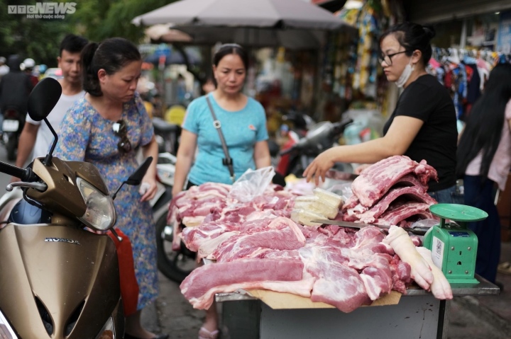Lo mưa to gió lớn do bão số 1, nhiều người Hà Nội đổ xô mua xăng, gạo, thực phẩm-4