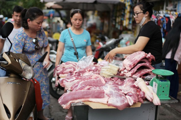 Ảnh hưởng bão số 1, người Hà Nội đi lại khó khăn trong gió lớn-1