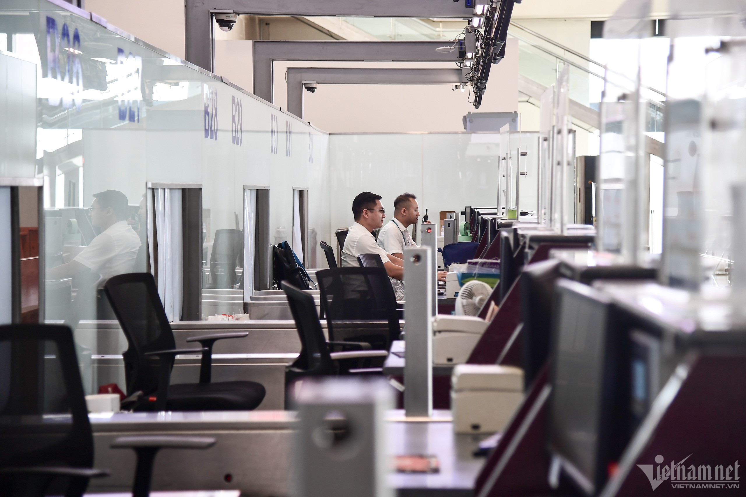 Sân bay Nội Bài tối thui, vắng bóng hành khách trước giờ bão Talim đổ bộ-2