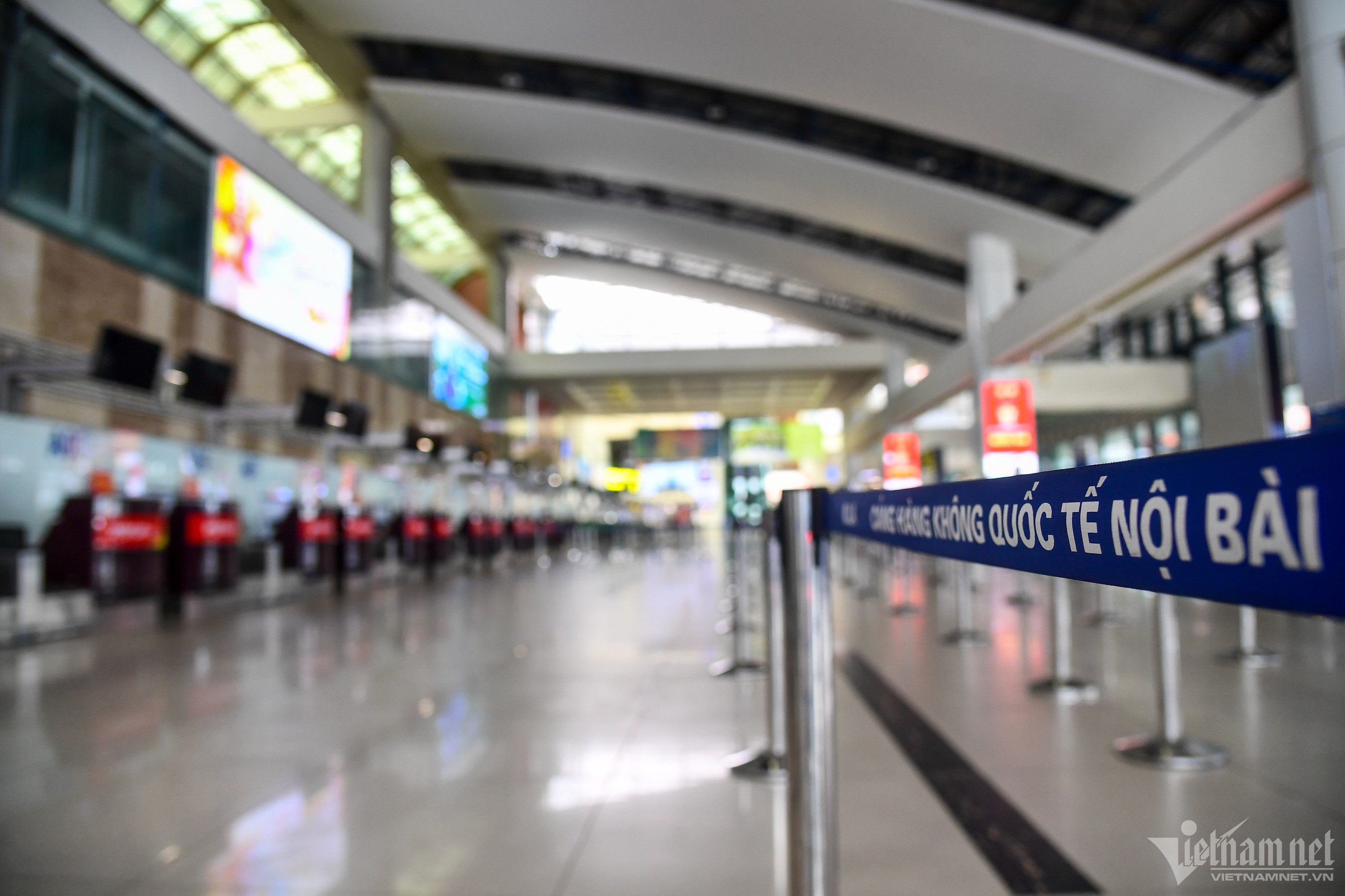 Sân bay Nội Bài tối thui, vắng bóng hành khách trước giờ bão Talim đổ bộ-3