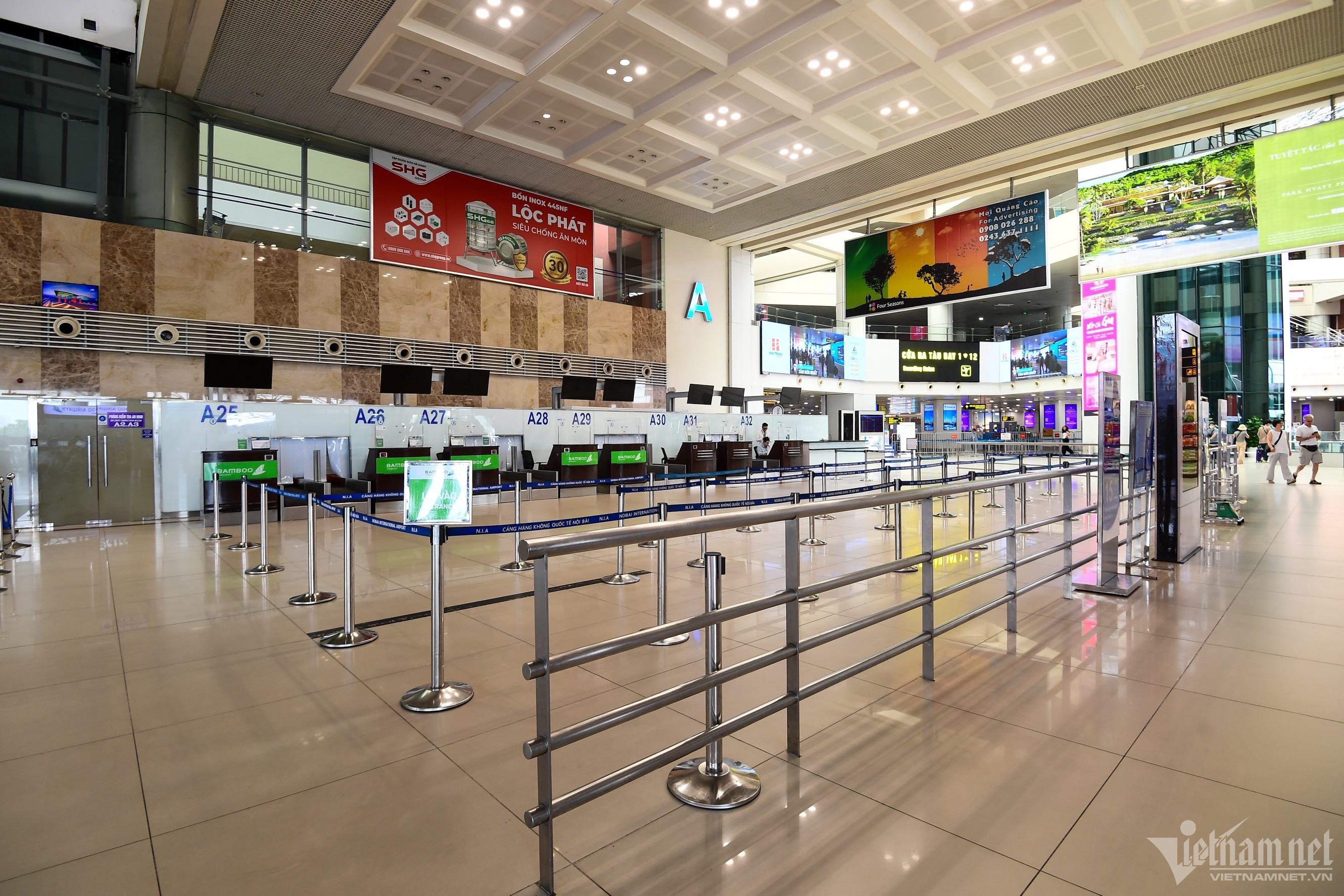 Sân bay Nội Bài tối thui, vắng bóng hành khách trước giờ bão Talim đổ bộ-4