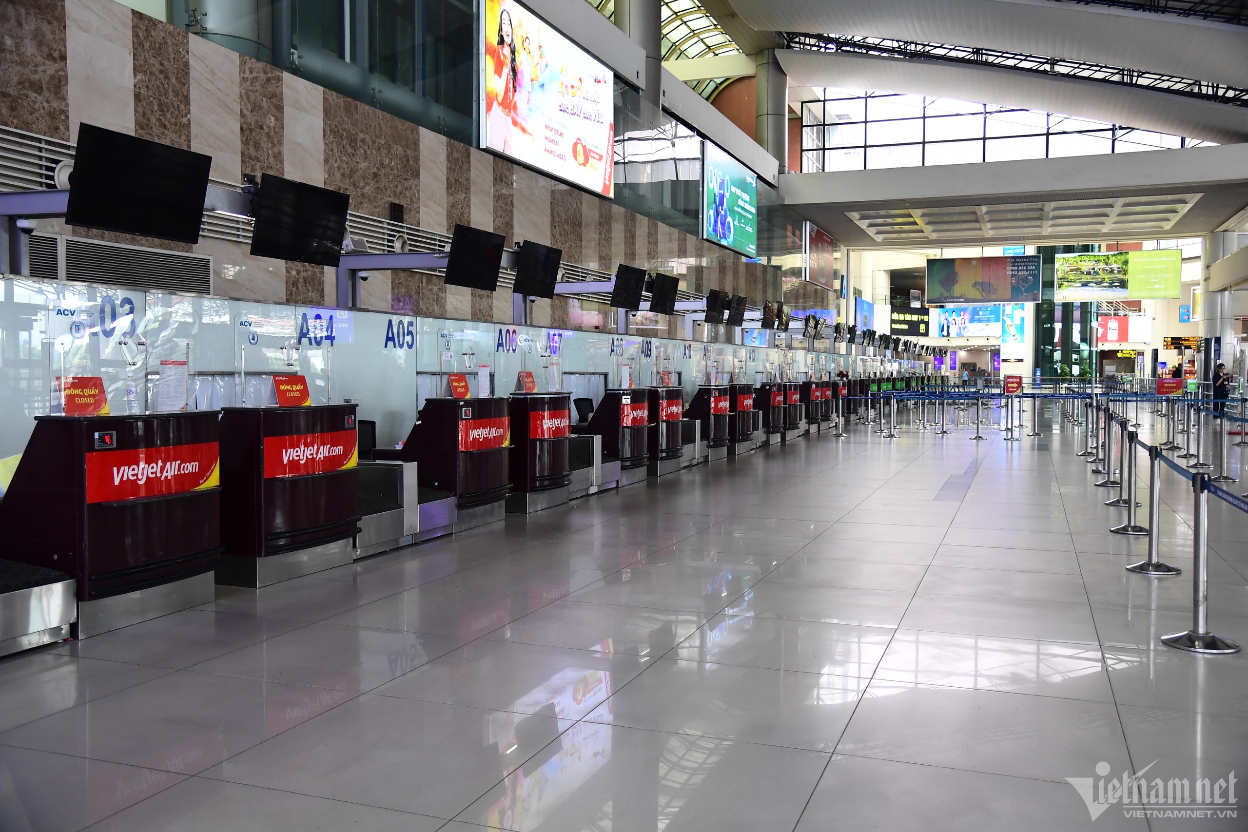 Sân bay Nội Bài tối thui, vắng bóng hành khách trước giờ bão Talim đổ bộ-5