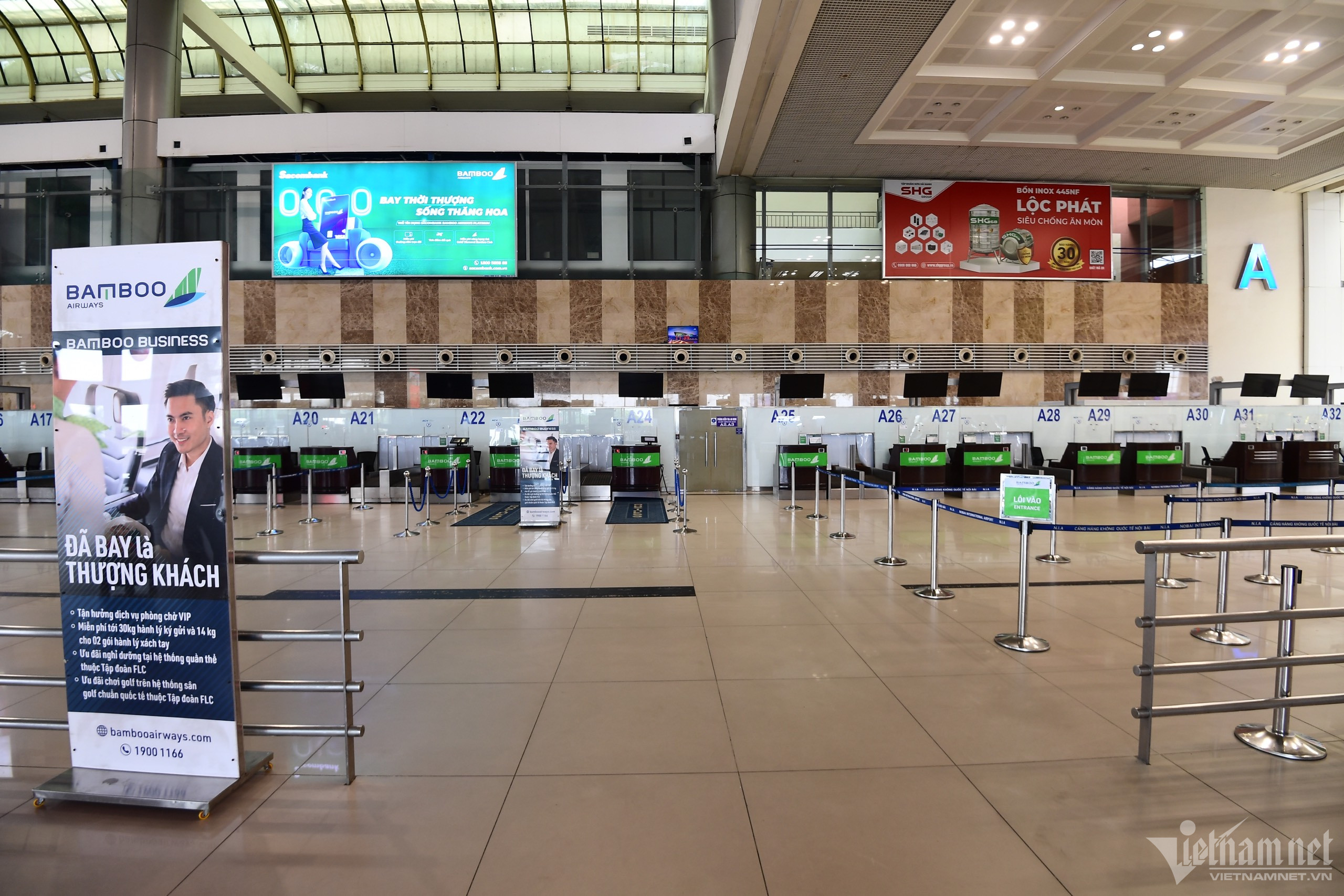 Sân bay Nội Bài tối thui, vắng bóng hành khách trước giờ bão Talim đổ bộ-6