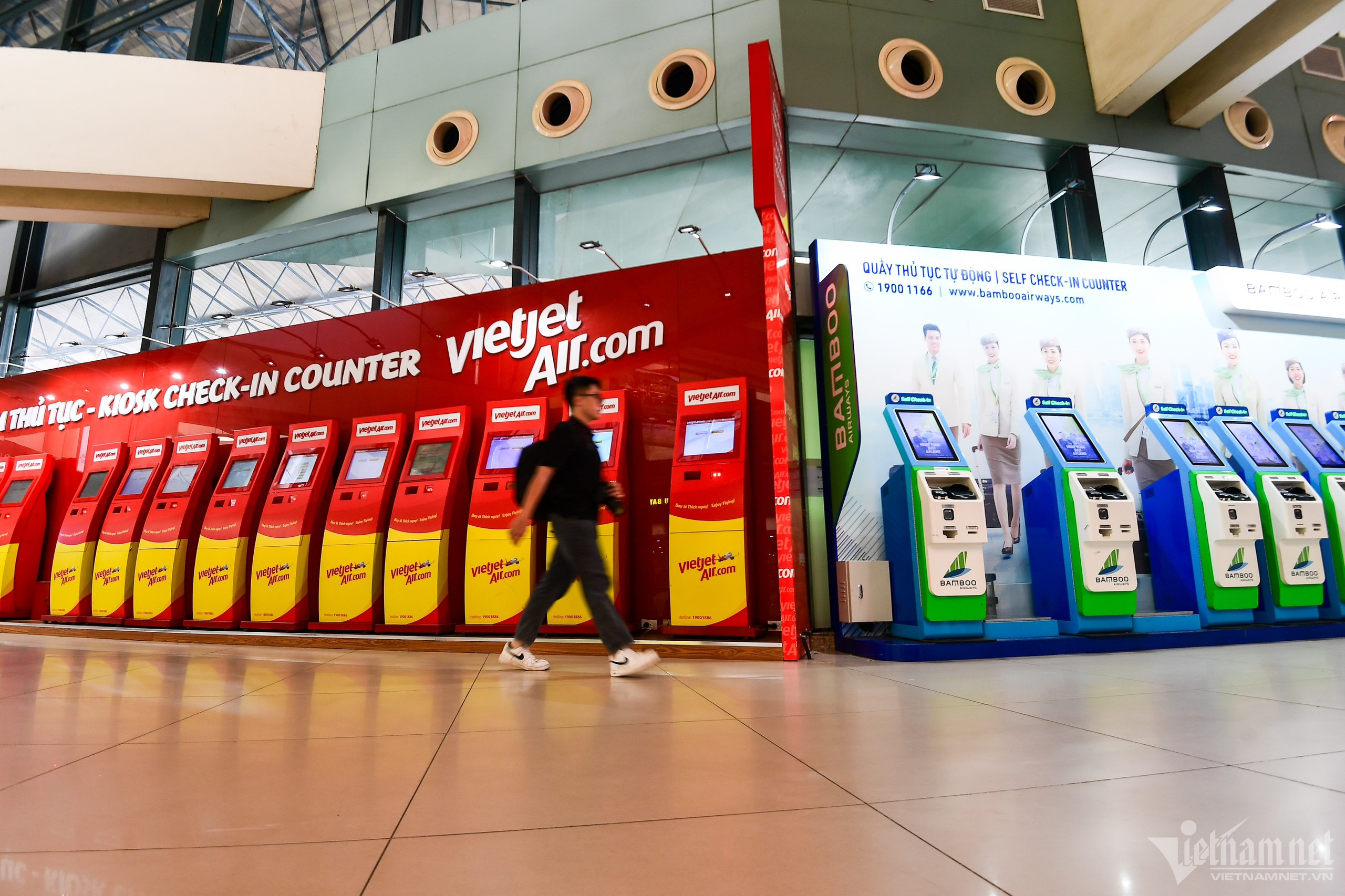 Sân bay Nội Bài tối thui, vắng bóng hành khách trước giờ bão Talim đổ bộ-7