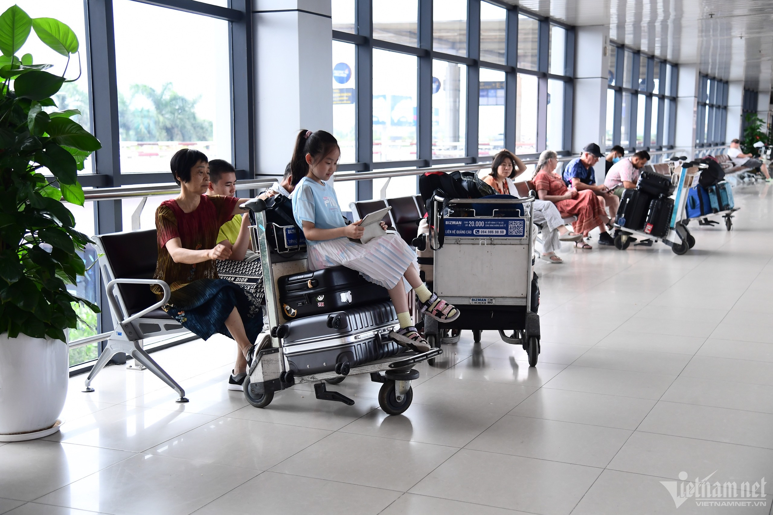 Sân bay Nội Bài tối thui, vắng bóng hành khách trước giờ bão Talim đổ bộ-8