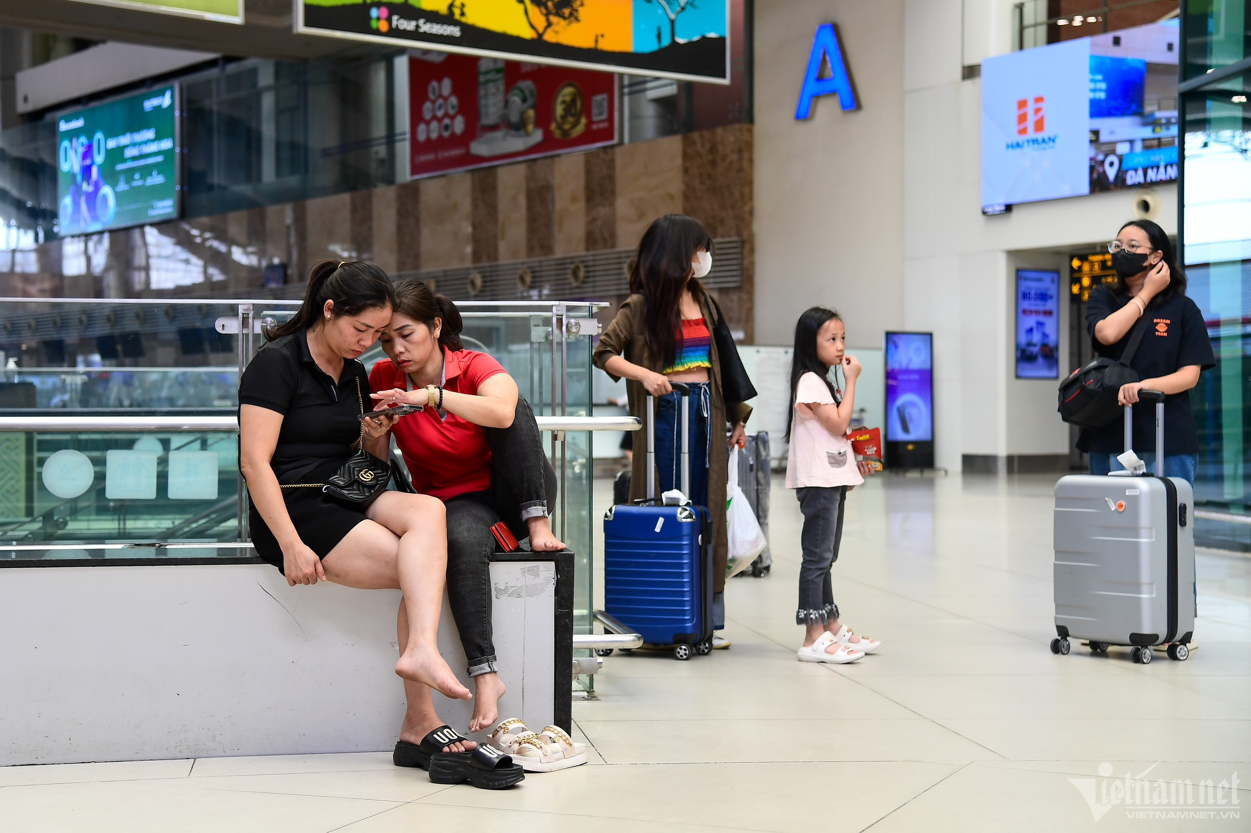 Sân bay Nội Bài tối thui, vắng bóng hành khách trước giờ bão Talim đổ bộ-10