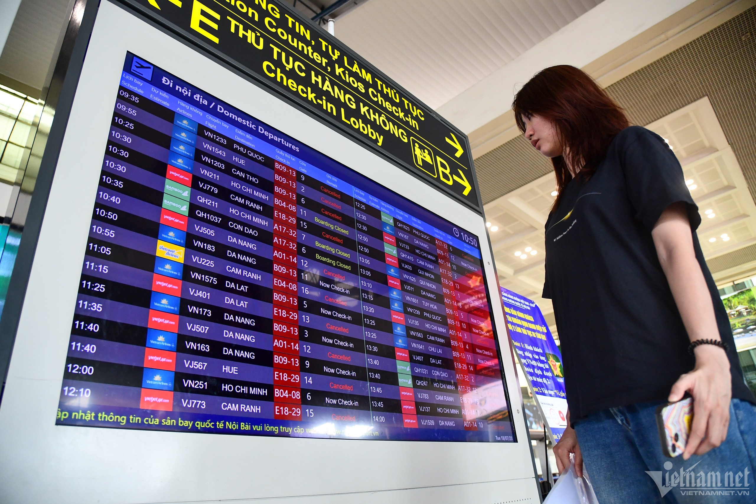 Sân bay Nội Bài tối thui, vắng bóng hành khách trước giờ bão Talim đổ bộ-11