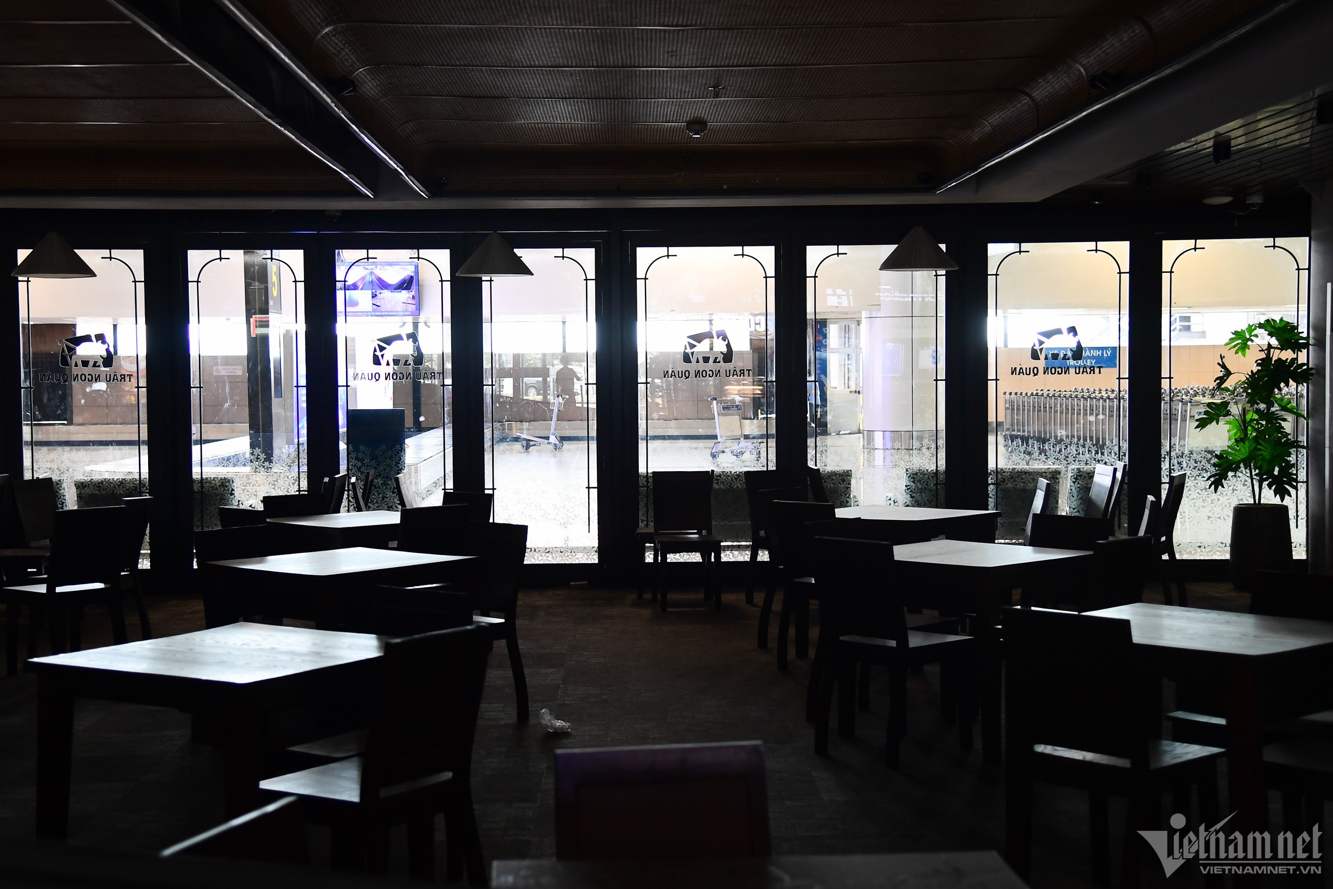 Sân bay Nội Bài tối thui, vắng bóng hành khách trước giờ bão Talim đổ bộ-12