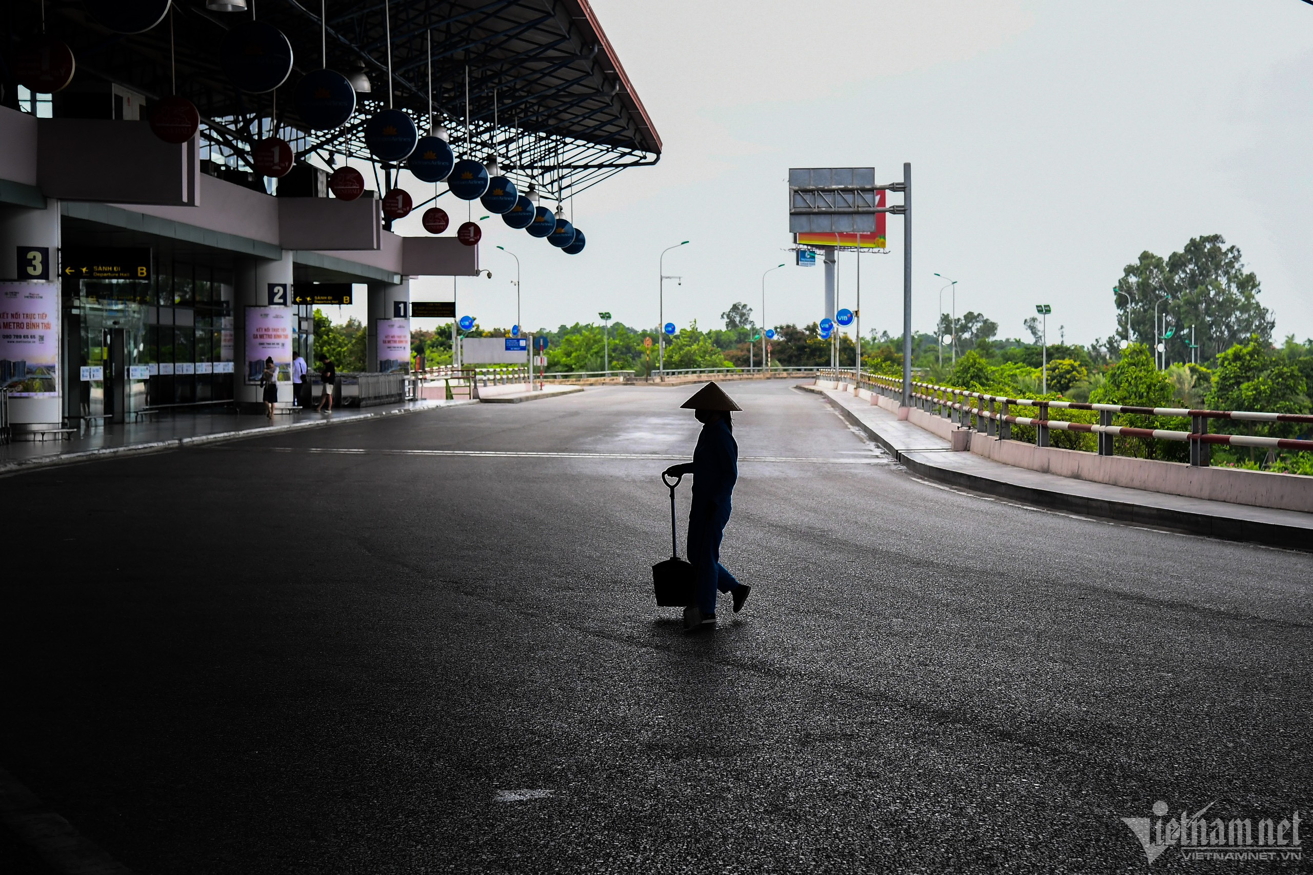 Sân bay Nội Bài tối thui, vắng bóng hành khách trước giờ bão Talim đổ bộ-13